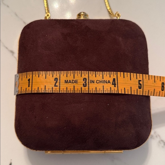 90s Vintage Brown hard clutch with gold hardware and tiny “diamond” - Picture 6 of 7